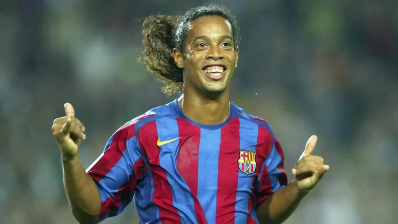 Tiền vệ trong đội hình xuất sắc nhất mọi thời đại của Barca - Ronaldinho